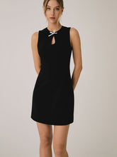 Kurzes Kleid mit Minischleife